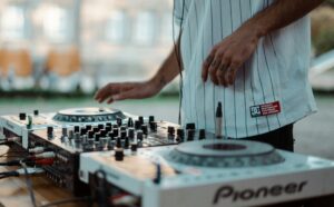 DJ